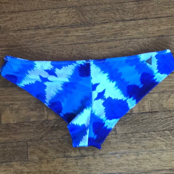 Blue and white bikini - Picture 5 of 8